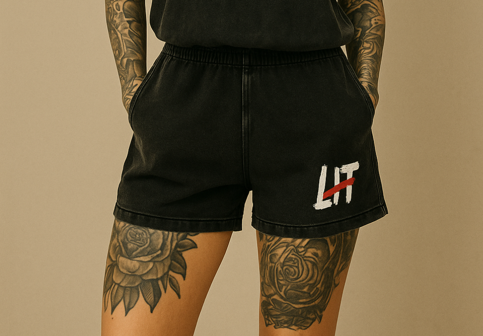 Snow Washed Raw Edge Shorts mit LIT-Print – Unisex Streetwear Shorts im Vintage-Look von SIRRAY x THE BANSON, lockerer Schnitt mit Kordelzug